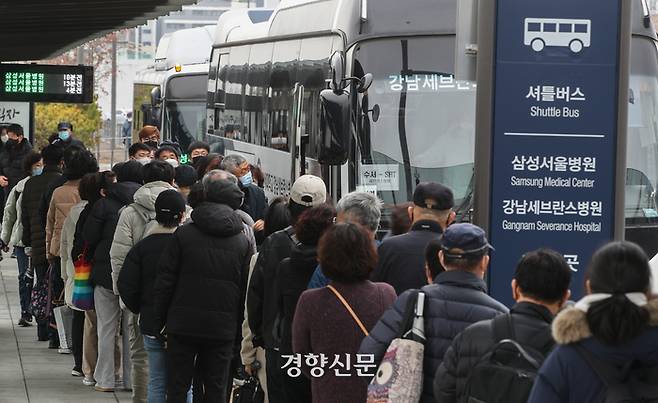 주요 병원 전공의들이 의대 정원 확대에 반발하며 근무를 중단하기 시작한 20일 서울 강남구 SRT 수서역 버스 정류장에서 진료를 위해 상경한 시민들이 병원 셔틀버스를 기다리고 있다. 성동훈 기자