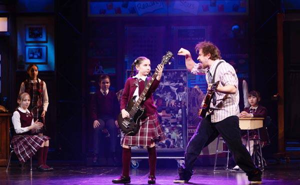 뮤지컬 ‘스쿨 오브 락’ 공연 장면. 동명의 영화를 뮤지컬 무대로 옮겨 콘서트 같은 라이브와 에너지를 표출한다.  에스앤코 제공
