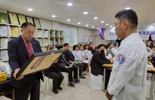 김정학 한국조리사협회중앙회장이 시상을 하고 있다.