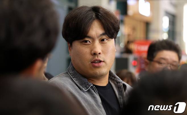 미국 메이저리그(MLB) 시즌을 마친 야구선수 류현진이 18일 오후 인천국제공항 제1여객터미널로 귀국해 인터뷰를 하고 있다. /사진=뉴스1