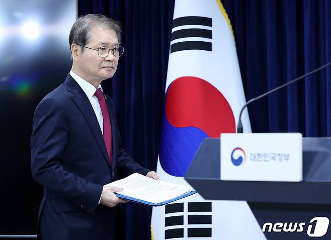 이정식 고용노동부 장관이 20일 오전 서울 종로구 정부서울청사에서 산재보험 제도 특정감사 결과를 발표하기 위해 브리핑룸으로 입장하고 있다. 2024.2.20/사진=뉴스1  Copyright (C) 뉴스1. All rights reserved. 무단 전재 및 재배포,  AI학습 이용 금지.