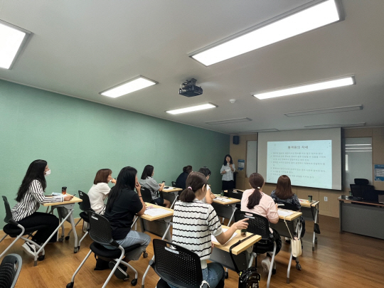 결혼이민자로 구성된 서울 중랑무지개 생활통역단원들이 수업을 받고 있다. 중랑구청 제공