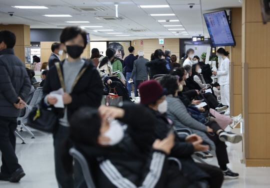 20일 오전 서울의 한 대학병원 안과 진료실 앞이 환자들로 붐비고 있다. 연합뉴스