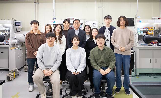 [울산=뉴시스] UNIST 연구진. 사진 윗줄 왼쪽 세번째 이유리 연구원, 가운데 조재흥 교수, 아랫줄 오른쪽부터 제 1저자 정동현 연구원, 제 1저자 이유정 연구원 *재판매 및 DB 금지