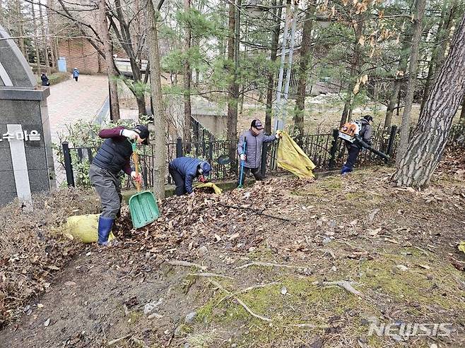 [용인=뉴시스] 공원 관계자들이 기흥구 들샘어린이공원에서 안전점검에 따른 조치를 하고 있다.(용인시 제공)photo@nwwsis.com. 재판매＊DB금지