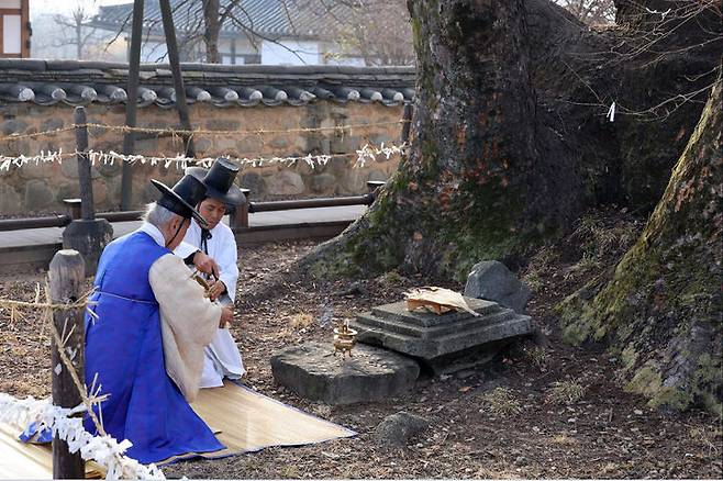 정월대보름을 맞아 안동 하회마을 삼신당에서 동제를 지내고 있다. (사진=안동시 제공)  *재판매 및 DB 금지