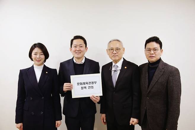 [서울=뉴시스] 배현진 국민의힘 의원·박정훈 송파갑 후보·김성용 송파병 예비후보는 20일 유인촌 문화체육부 장관을 만나 한국예술종합학교 유치 및 남한산성 통신 환경 개선을 건의했다. (사진 출처 = 배현진 의원실 제공) *재판매 및 DB 금지. 2024.02.20. *재판매 및 DB 금지