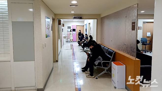20일 '빅5' 중 하나인 서울성모병원 3층 산부인과에서 진료 순서를 기다리는 사람들. 정진원 수습기자