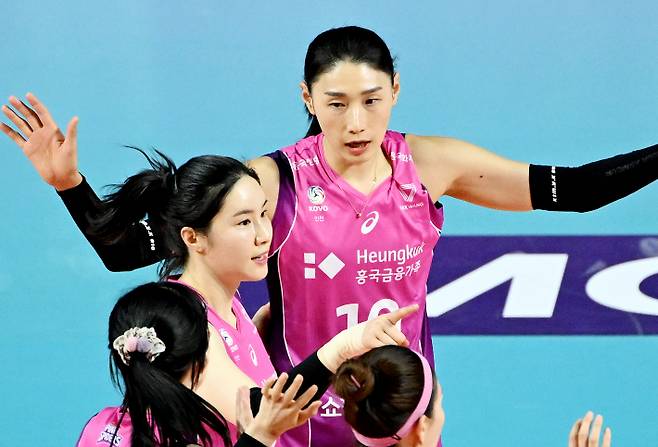 환호하는 흥국생명 김연경과 김다솔. KOVO 제공