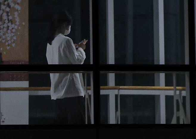 19일 서울 시내의 한 대학병원에서 의료진이 발걸음을 옮기고 있다. 뉴스1