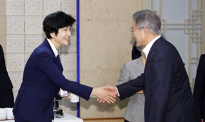 지난 2018년 당시 김영주 고용노동부 장관(왼쪽)과 인사 나누는 문재인 대통령. 연합뉴스