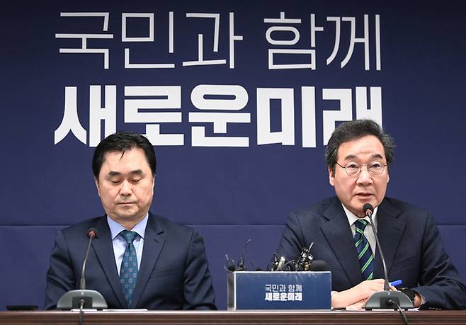개혁신당 이낙연 공동대표(오른쪽)와 김종민 최고위원이 20일 서울 여의도 새로운미래 당사에서 개혁신당과의 결별 기자회견을 하고 있다. 연합뉴스