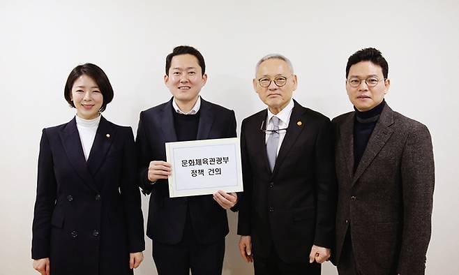 국민의힘 배현진 의원(왼쪽 첫 번째), 김성용 송파병 예비후보(왼쪽 두 번째), 박정훈 송파갑 후보(왼쪽 네 번째)가 20일 유인촌 문화체육관광부 장관을 만나 한국예술종합학교 송파구 유치 등을 건의하고 기념사진을 찍고 있다. 배 의원 측 제공 