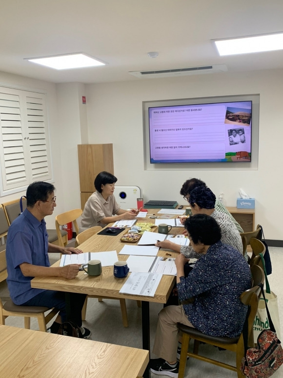 구로구 사립작은도서관 공모사업에 참여한 별숲작은도서관 ‘어르신 자서전 쓰기’ 활동 모습.  구로구 제공