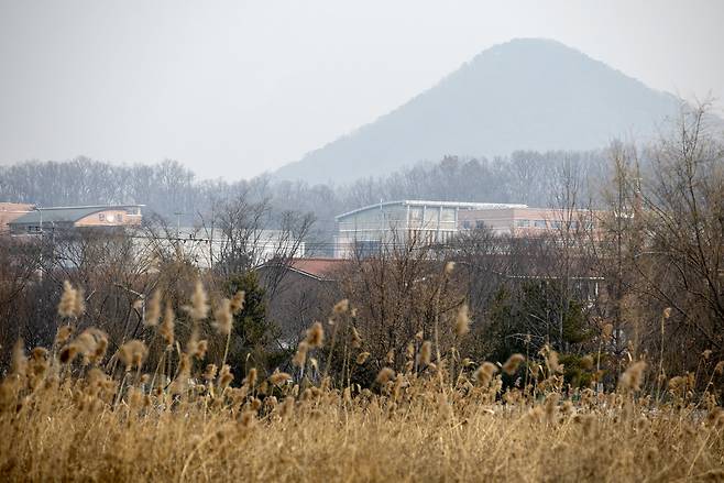 안산 화랑유원지 내 생명안전공원 부지 뒤로 단원고등학교가 보인다. ⓒ시사IN 신선영