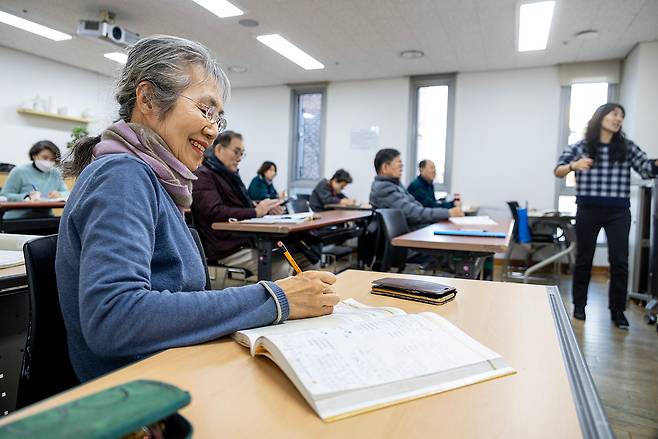 서울 강남구 개포2동문화센터에서 중국어 중급반 수업을 듣고 있는 정경아씨. ⓒ시사IN 박미소