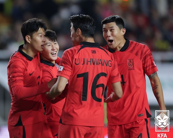 왼쪽부터 손흥민 아강인. 맨 오른쪽은 김민재. 대한축구협회