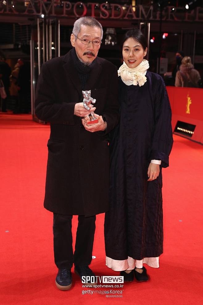 ▲ 제72회 베를린국제영화제에서 심사위원대상(은곰상)을 수상한 홍상수 감독과 김민희. ⓒ게티이미지​​