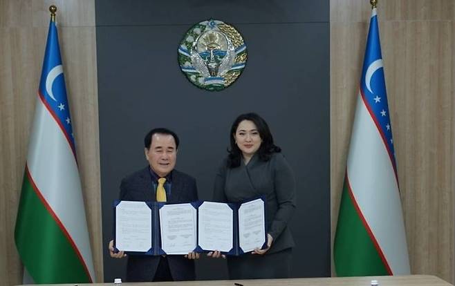 충남교육청, 우즈베키스탄과 교류 (홍성=연합뉴스) 김지철 충남교육감이 지난 19일 우즈베키스탄 현지에서 힐룰라 우마로바 우즈베키스탄 유아일반교육부장관과 교류 협약을 맺고 기념사진을 촬영하고 있다. 2024.2.20 [충남교육청 제공. 재판매 및 DB 금지]