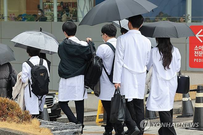 전공의 집단사직 시작, 정부는 "진료유지명령" (서울=연합뉴스) 신현우 기자