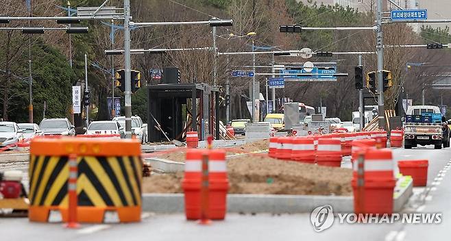 창원 S-BRT 공사 막바지…공정률 70％ (창원=연합뉴스) 김동민 기자 = 경남 창원시는 오는 3월 말 준공을 목표로 추진 중인 고급형 간선급행버스체계(S-BRT) 구축사업의 이달 기준 공정률이 70％라고 20일 밝혔다. 
    사진은 이날 창원시 의창구 일대 S-BRT 공사 현장. 2024.2.20 image@yna.co.kr