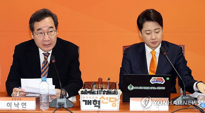 발언하는 이낙연 공동대표 (서울=연합뉴스) 한상균 기자 = 개혁신당 이낙연 공동대표가 19일 국회에서 최고위원회의를 하고 있다. 오른쪽은 이준석 공동대표. 2024.2.19 xyz@yna.co.kr