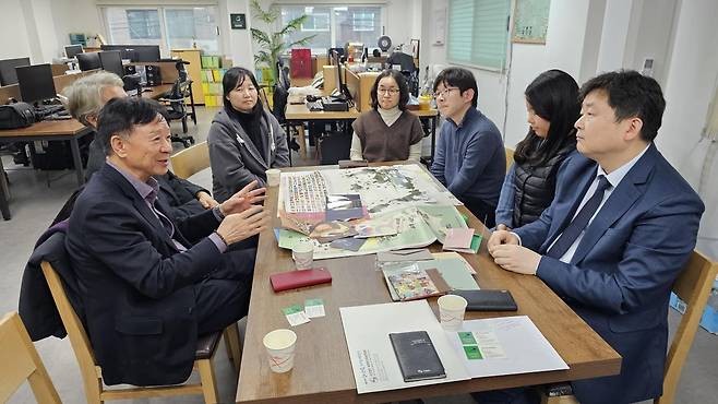 세한총연-반크, 인도 교과서에 한국발전상 수록 추진 심상만 세한총연 회장(사진 좌측)은 지난 7일 반크 사무소를 방문해 박기태 단장(사진 우측) 및 반크 연구원들과 인도 교과서에 한국 발전상 수록과 오류 수정을 위한 프로젝트 추진을 협의했다. [세한총연 제공]