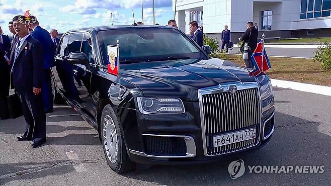 푸틴 전용차 '아우루스' (서울=연합뉴스) 김정은 북한 국무위원장이 지난해 러시아 아무르주의 보스토치니 우주기지를 방문했을 때 푸틴 대통령의 전용차에 함께 승차해 담화를 나누었던 아우루스. [조선중앙TV 화면] 2024.2.20 
    [국내에서만 사용가능. 재배포 금지. For Use Only in the Republic of Korea. No Redistribution] nkphoto@yna.co.kr