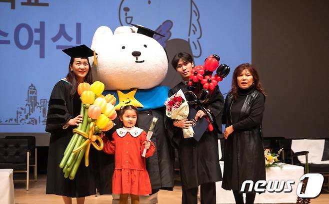 전북 전주대학교 2023학년도 학위수여식이 21일 예술관 JJ아트홀에서 개최됐다. 이날 졸업식에서는 학사 1835명, 석사 108명, 박사 61명 등 2004명이 학위를 받았다.(전주대 제공)/뉴스1