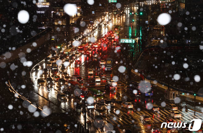 눈이 내리는 21일 서울 광화문 도로에 차량들이 이동하고 있다. 2024.2.21/뉴스1 ⓒ News1 허경 기자