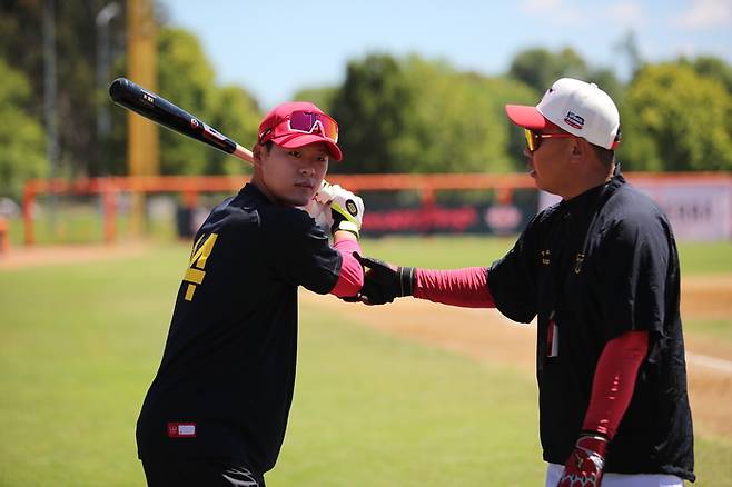 KIA 이범호 신임감독(오른쪽)이 호주 캔버라 나라분다 볼파크에서 소화 중인 스프링캠프에서 김규성에게 타격 노하우를 전수하고 있다. 사진 | KIA 타이거즈