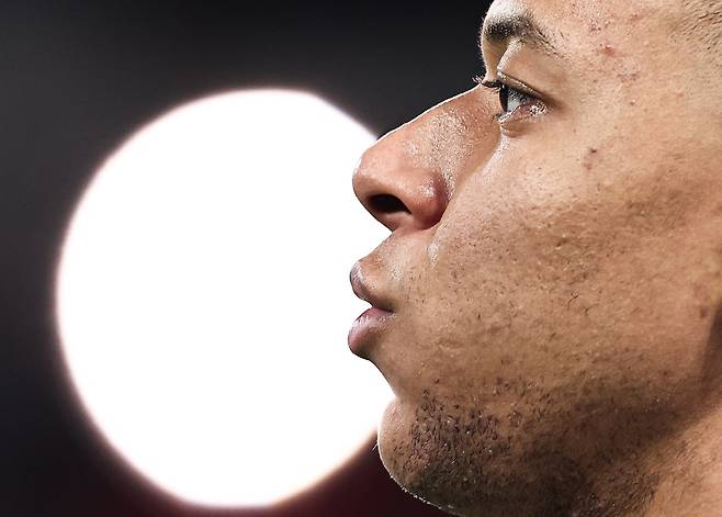 킬리안 음바페가 레알 마드리드 이적으로 역대 최대 규모의 자유계약 이적을 성사시킬 예정이다. 연봉 수준은 토트넘 최고 주급자인 손흥민을 뛰어 넘으며, 부차적인 수입까지 포함하며 비교가 불가능하다. 이적 동의 후 수령하는 계약금만 2000억이 넘는 수준이다. AFP연합뉴스