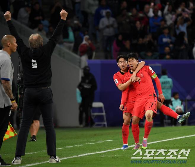 2일(현지시간) 카타르 알와크라 알자누브 스타디움에서 열린 2023 아시아축구연맹(AFC) 카타르 아시안컵 8강전 대한민국과 호주의 경기. 연장 전반 손흥민의 역전골이 터지자 이강인이 환호하고 있다. 알와크라(카타르)=박재만 기자pjm@sportschosun.com/2023.02.02/