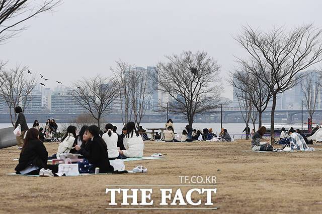 서울시가 한강공원에서 무단영업을 지속한 매점에 대한 소송에서 최종 승소했다. 18일 오후 서울 영등포구 여의도 한강공원을 찾은 시민들이 여가를 즐기고 있다. /장윤석 기자