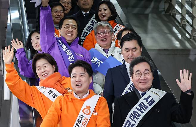 이준석 개혁신당 대표와 양향자 원내대표, 이낙연·김종민 새로운미래 공동대표, 금태섭·조성주 새로운선택 공동대표, 조응천·이원욱 원칙과상식 의원이 설 연휴 첫날인 9일 서울 용산역에서 귀성인사를 하기 위해 이동하고 있다./뉴스1