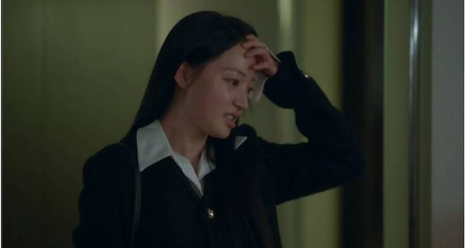 극 중 정수민이 남편의 불륜 현장을 목격한 장면에서 송하윤의 연기가 화제를 모으고 있다. 티브이엔 제공