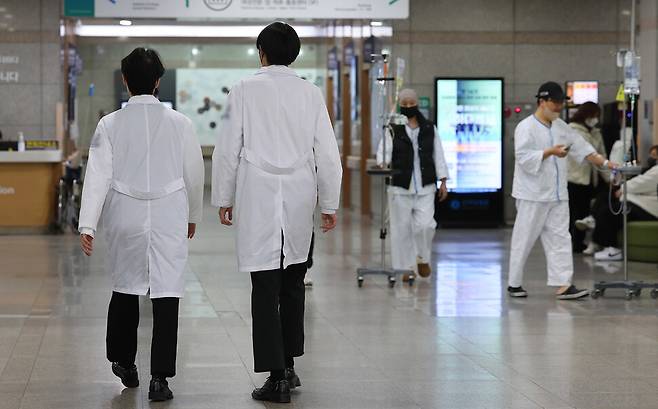 전공의들이 집단 사직한 지난 20일 오후 인천 한 대학병원에서 의료진들이 이동하고 있다. 연합뉴스