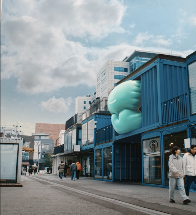 KT는 2월 초 청년층 소비자를 겨냥해 서울 성동구 성수동 '핫플레이스'를 배경으로 '요고'의 로고가 등장하는 유튜브 쇼츠 영상 광고를 선보였다. KT 제공