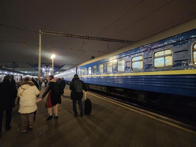 17일 폴란드 동부 헤움역에서 출발해 16시간 만에 도착한 우크라이나 수도 키이우역. 열차에서 내린 승객들이 발걸음을 분주히 옮기고 있다. 키이우=신은별 특파원
