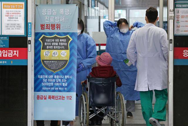 정부의 의대 정원 확대에 반발하는 전공의(인턴·레지던트)들의 집단 진료 거부로 인해 의료대란이 우려되고 있는 21일 서울의 한 종합병원 응급실에서 의료진이 환자와 상담하고 있다. 뉴스1