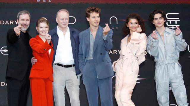 영화 '듄: 파트2'의 드니 빌뇌브(왼쪽부터) 감독과 타냐 라푸엥트 프로듀서, 스텔란 스카스가드, 오스틴 버틀러, 젠데이아 콜먼, 티모테 샬라메가 21일 오후 서울 여의도동 한 호텔에서 열린 기자회견에서 포즈를 취하고 있다. 뉴스1