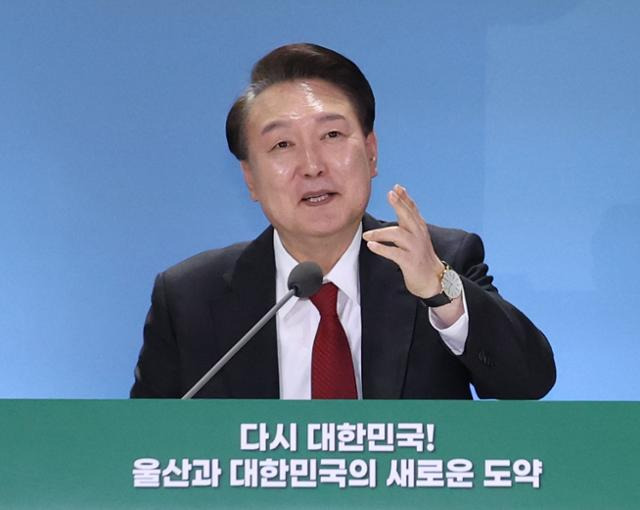 윤석열 대통령이 21일 울산 울주군 울산전시컨벤션센터에서 열린 '국민과 함께하는 민생토론회-열세 번째, 다시 대한민국! 울산과 대한민국의 새로운 도약'에서 발언하고 있다. 울산=연합뉴스