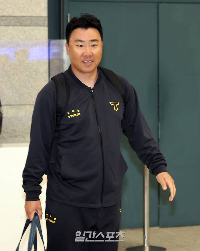 KIA 타이거즈 선수단이 호주 캔버라에서 진행된 1차 스프링캠프를 마치고 21일 오후 인천국제공항을 통해 귀국했다. 이범호 감독이 입국장에 들어서고있다. 선수단은 이튿날인 22일 2차 캠프인 오키나와로 출국할 예정이며, 총 6경기의 연습경기를 치를 계획이다. 인천공항=정시종 기자 capa@edaily.co.kr /2024.02.21.