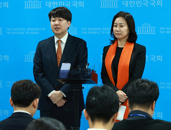 이준석 개혁신당 정강정책위원장과 허은아 창당준비위원장이 18일 오전 서울 여의도 국회 소통관에서 기업 및 교통 관련 정강정책 기자회견을 마치고 발언하고 있다. [사진=뉴시스]