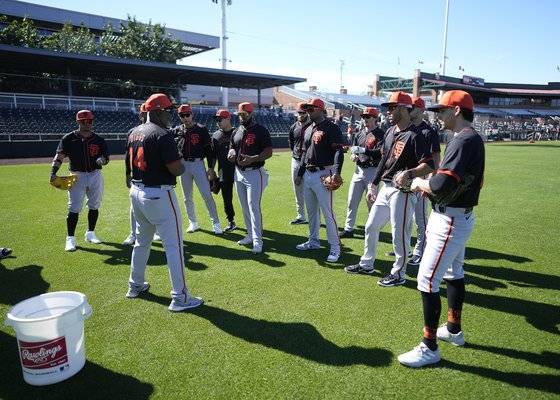 훈련 도중 동료들과 대화하는 이정후. 샌프란시스코 선수들은 이정후에게 한국말을 물어보기도 했다. [사진 샌프란시스코 자이언츠]