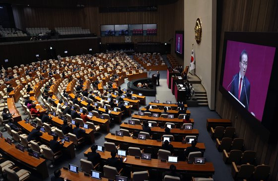 윤재옥 국민의힘 원내대표가 21일 오전 서울 여의도 국회에서 열린 본회의에서 교섭단체 대표연설을 하는 가운데 여야 의원이 이를 경청하고 있다. 뉴스1