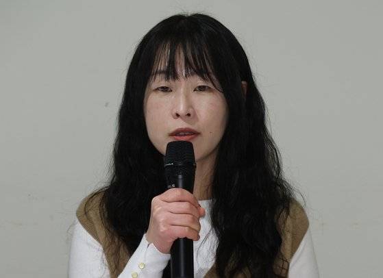 최진영 작가. 사진은 지난 1월 소설 '홈 스위트 홈'으로 제46회 이상문학상 대상을 수상한 최진영 작가가 기자간담회에서 소감을 말하는 모습. 연합뉴스