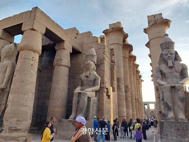 고대 이집트 유적, 유물을 직접 체감하기 위해 전 세계 수많은 여행객들이 이집트를 찾는다. 사진은 관람객으로 붐비는 룩소르의 ‘룩소르 신전’ . 도재기 선임기자