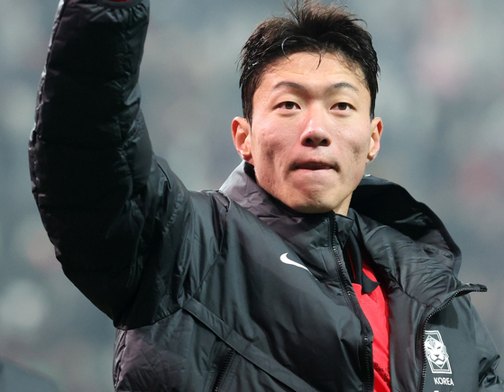 Hwang Ui-jo waves to fans after beating Singapore for the World Cup Asian qualifiers at Seoul World Cup Stadium in western Seoul on Nov. 16, 2023. [NEWS1]