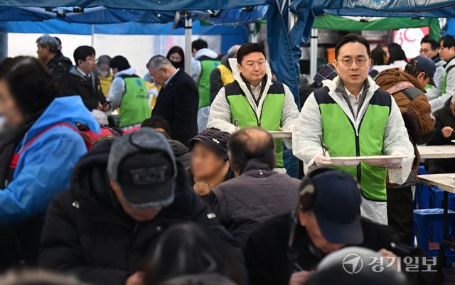 21일 인천 미추홀구 주안역 광장에서 송강 인천지검 검사장이 무료 급식 봉사를 하고 있다. 조병석기자